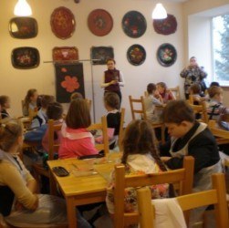Kirándulás a diákoknak Zhostovo gyári díszítőfestés mese egy tálca, mos túra