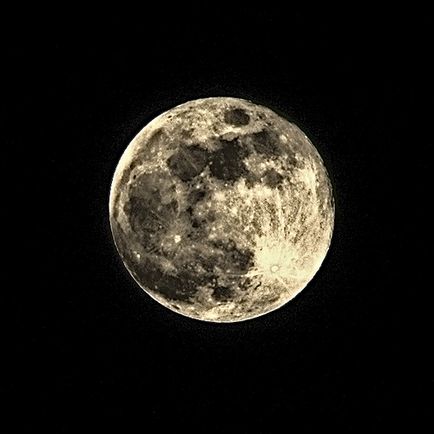 Фотографуємо місяць