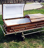Unde și cum să conducă în mod corespunzător un serviciu funerar pentru decedat