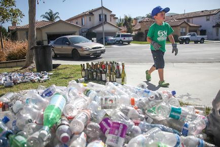 În calitate de băiat de 7 ani, a fondat o companie de reciclare a gunoiului pentru a câștiga bani pentru a studia