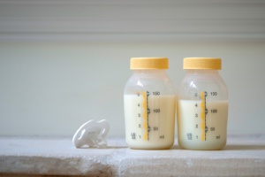 Як робити запас і зберігати грудне молоко