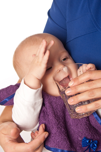 Как да научим бебето да пие от чаша