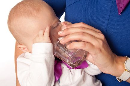 Cum să înveți un copil să bea dintr-un pahar