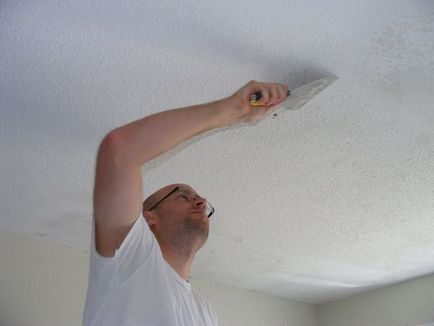 Cum de a curăța tavanul de adeziv este un lucru ușor