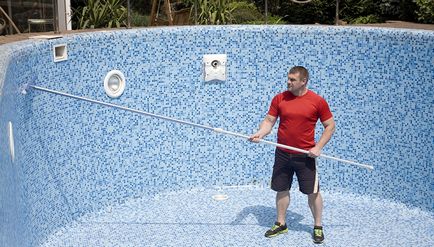 Cum se curata peretii piscinei de pe placa