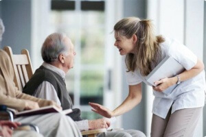 Cum să aranjați îngrijirea persoanelor în vârstă pentru caracteristicile apartamentului și opțiunile pentru tranzacție