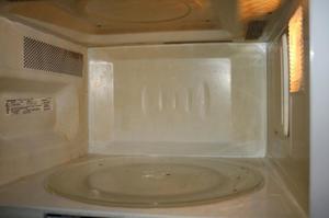 Cum de a curăța un cuptor cu microunde la domiciliu de grăsime folosind o lămâie, cum să-l spălați înăuntru