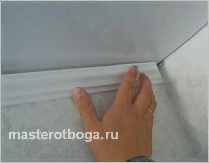 Cum să tăiați tavanul pliabil în colțuri cu propriile mâini - stăpânul lui Dumnezeu