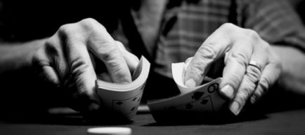 Cum să distribuiți corect cărțile în poker