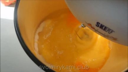 Hogyan kell főzni a manna tejfölt a sütőben a klasszikus körökre recept fényképpel (sütő) Hogyan kell főzni a manna tejfölt a sütőben a klasszikus körökre recept egy fotó