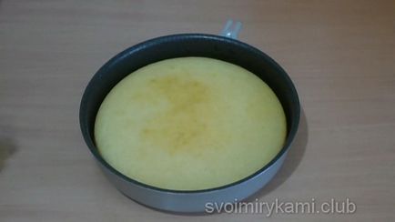 Cum să gătești mannik pe smântână în cuptor conform cu rețeta clasică pas cu pas cu o fotografie