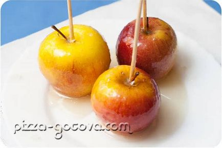Як зробити яблука в карамелі на паличці - рецепт з фото
