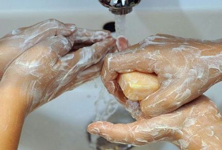 Cum să curățați, curățați și curățați momentul lipiciului de pe pielea mâinilor și a degetelor este o chestiune ușoară