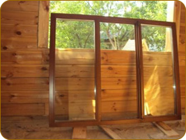 Cum se instalează ferestre din lemn, un grup de firme care construiește un curs