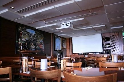 A projektor és a képernyő sokféle étterem a legjobb áron