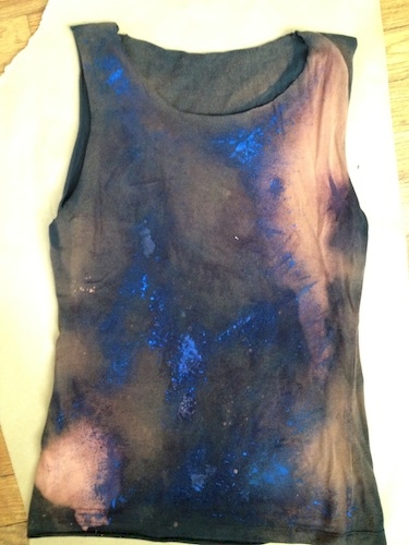 Imprimarea cosmic pe un tricou cu mâinile tale