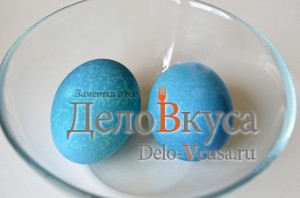 Pictează ouăle de Paști în albastru, cu varză roșie