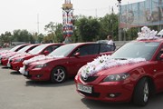 Червоний кортеж, оренда червоних седанів в Полтавае, білий автомобіль на весілля