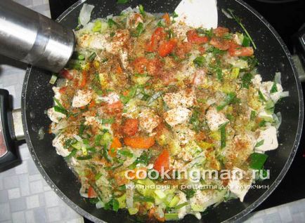 Csirke párolt zöldségekkel, fokhagymás nyilak - főzés a férfiak