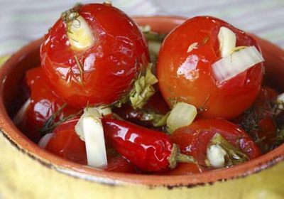 Мариновані помідори, нашпиговані часником, готуємо смачно