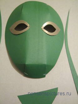 Lăcustă de mască dintr-un carton - o mască de carnaval pentru copii de pe o hârtie de mâini proprii