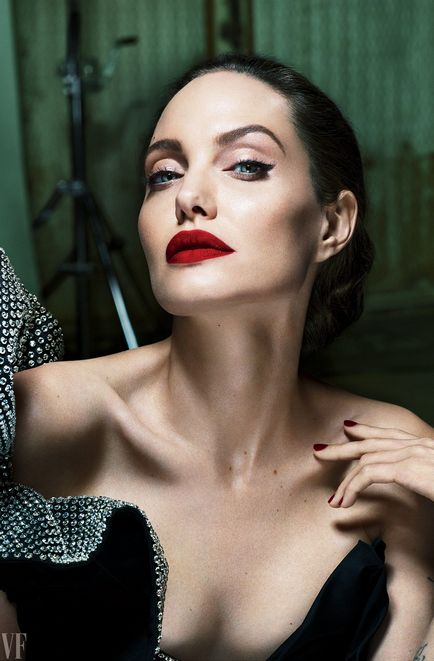 Singura viață mama a lui Angelina Jolie după ce sa despărțit de soțul ei - știri în fotografii