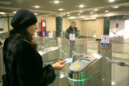 Москва, новини, на турнікетах метро з'явилися покажчики боку проходу