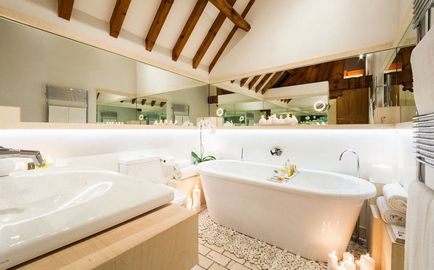 Materiale naturale în interiorul decorului original în baie