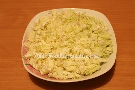 Ніжний салат з пекінської капусти з куркою