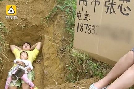 Tatăl joacă cu fiica sa în viitorul ei mormânt