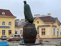 Пам'ятник огірку в Луховицах на фото і карті
