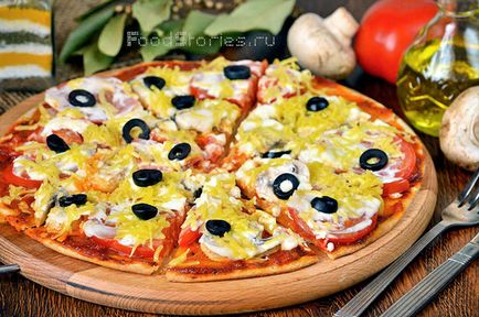 Піца з куркою, грибами, помідорами і оливками