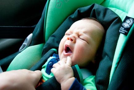 De ce copilul plânge adesea în mașină