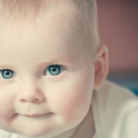 Чому у дитини сірі білки очей