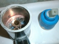 Conectarea mașinii de spălat la instalațiile sanitare și de canalizare atât pentru conectarea manuală, video