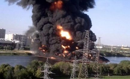 Foc pe Râul Moscova 12 august în zona de ars Marino ulei de combustibil pata - cauza focului,
