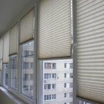 Regulile pentru alegerea jaluzelelor pentru soiurile de balcon, avantajele și dezavantajele, cum să alegeți blind-urile bune pentru o loggie