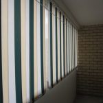 Regulile pentru alegerea jaluzelelor pentru soiurile de balcon, avantajele și dezavantajele, cum să alegeți blind-urile bune pentru o loggie