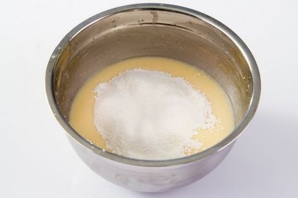 При приготуванні тіста додають борошно в молоко або навпаки