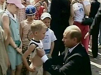 Putin a sărutat din nou copilul, deși nu în stomac - în afara St Petersburgului