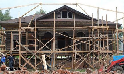 Repararea unei case vechi de case din lemn sau revizuirea băii de deteriorare și recomandări este o sarcină ușoară