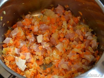 Рис з курячим філе, морквою і цибулею