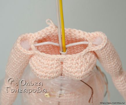 Mâinile de pe cadru pentru o păpușă tricotată