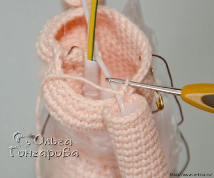Mâinile de pe cadru pentru o păpușă tricotată