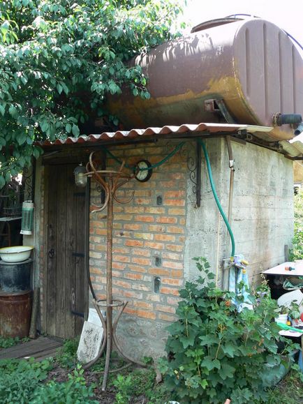 Рукомийник або водопровідний кран в якості прикраси саду