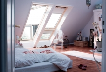 Perdelele de pe ferestrele pentru dormitor, o fereastră cu o înclinare pe podea, opțiuni în acoperiș, o galerie foto cu perdele și