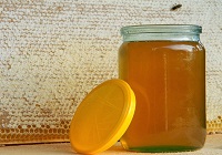 Milyen nehéz egy liter méz méz egy három literes üveget és más tárolóedény