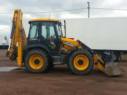 Răsuciți orele motorului de pe tractorul jcb din Ramenskoye, în Moscova