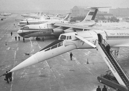 Avionul supersonic de pasageri sovietic Tu-144