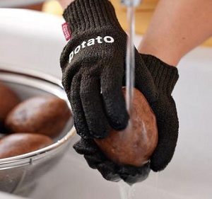Mănuși speciale pentru curățarea cartofilor ca produse pentru afaceri în Rusia